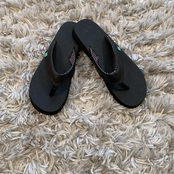 sanuk black flip flops